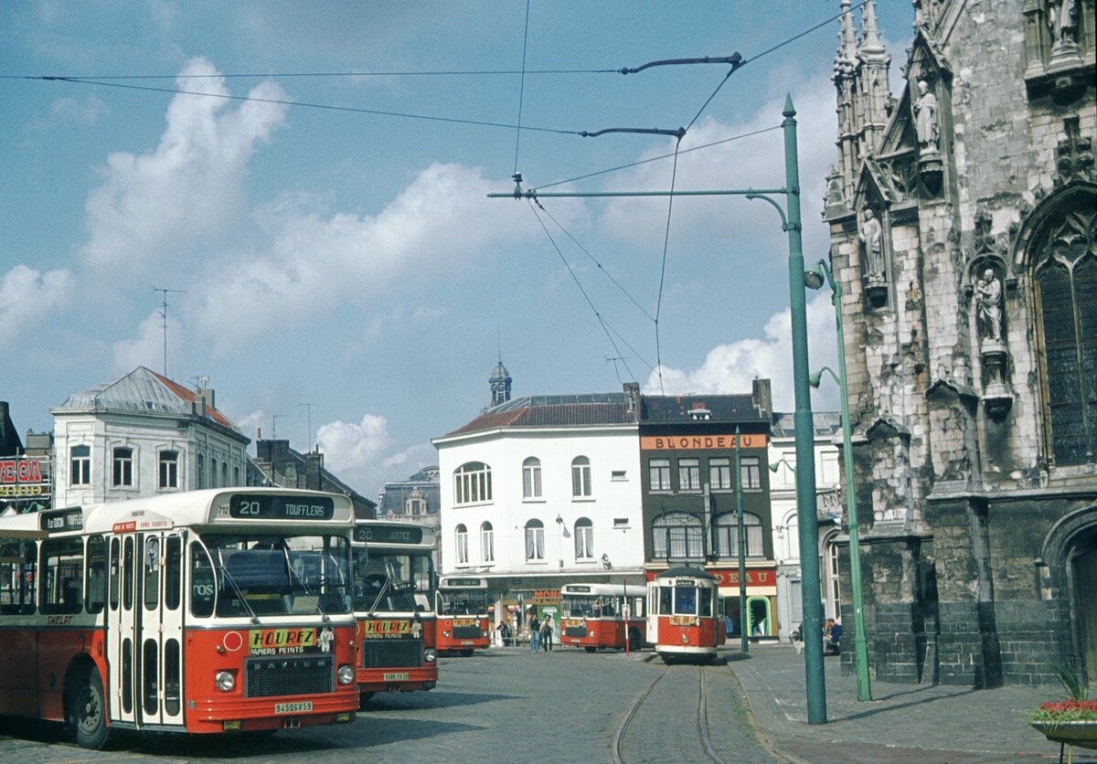 Lille SNELRT Tourcoing terminus tram + autobus Saviem 09-08-1974