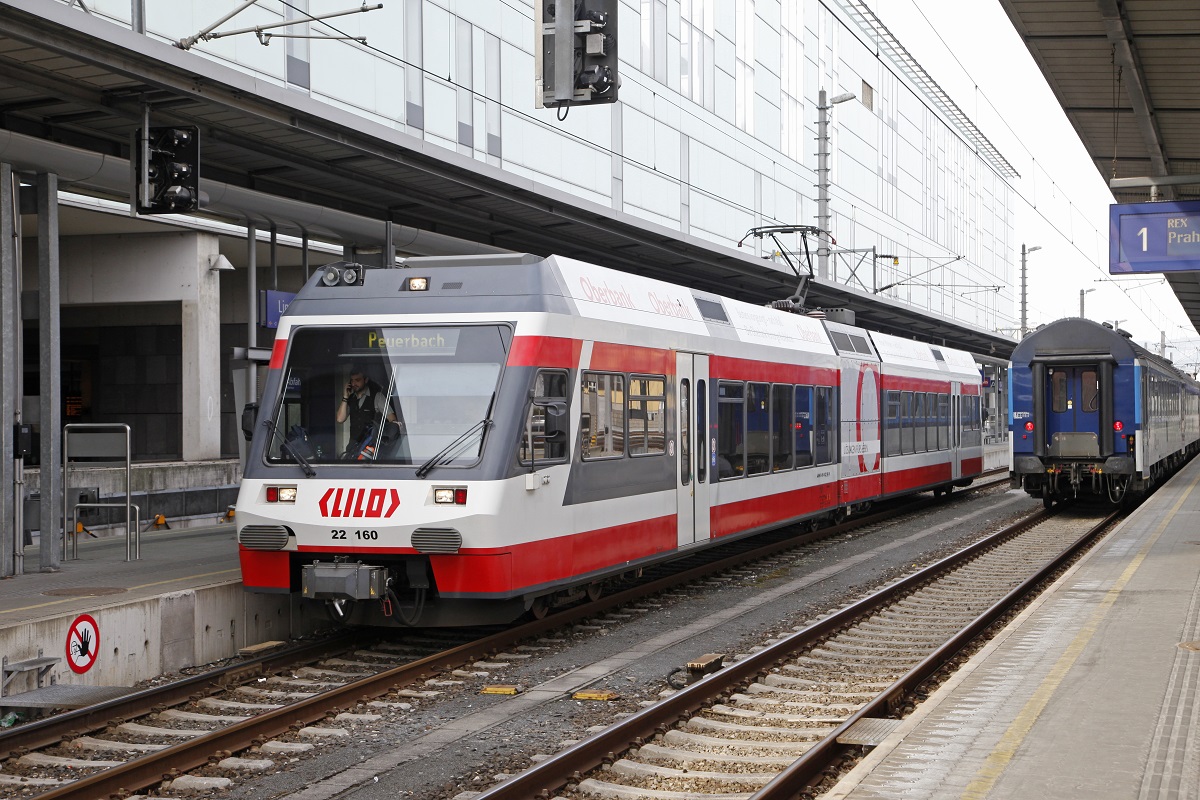 Lilo 22 160 wartet am 17.03.2017 in Linz Hbf. auf die Abfahrt.