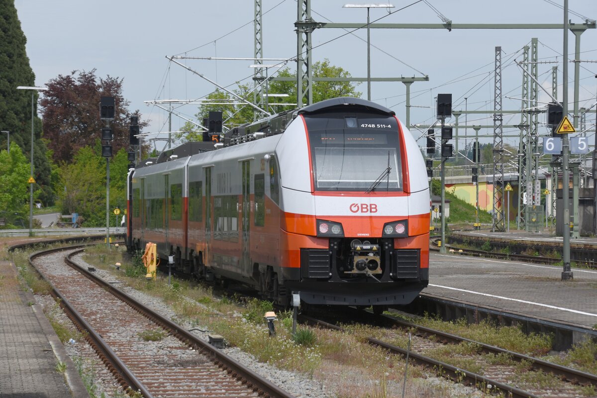 LINDAU/Bodensee (Landkreis Lindau/Bodensee), 07.05.2023, 4748 511-4 der ÖBB fährt als REX1 nach Bludenz aus dem Bahnhof Lindau-Insel