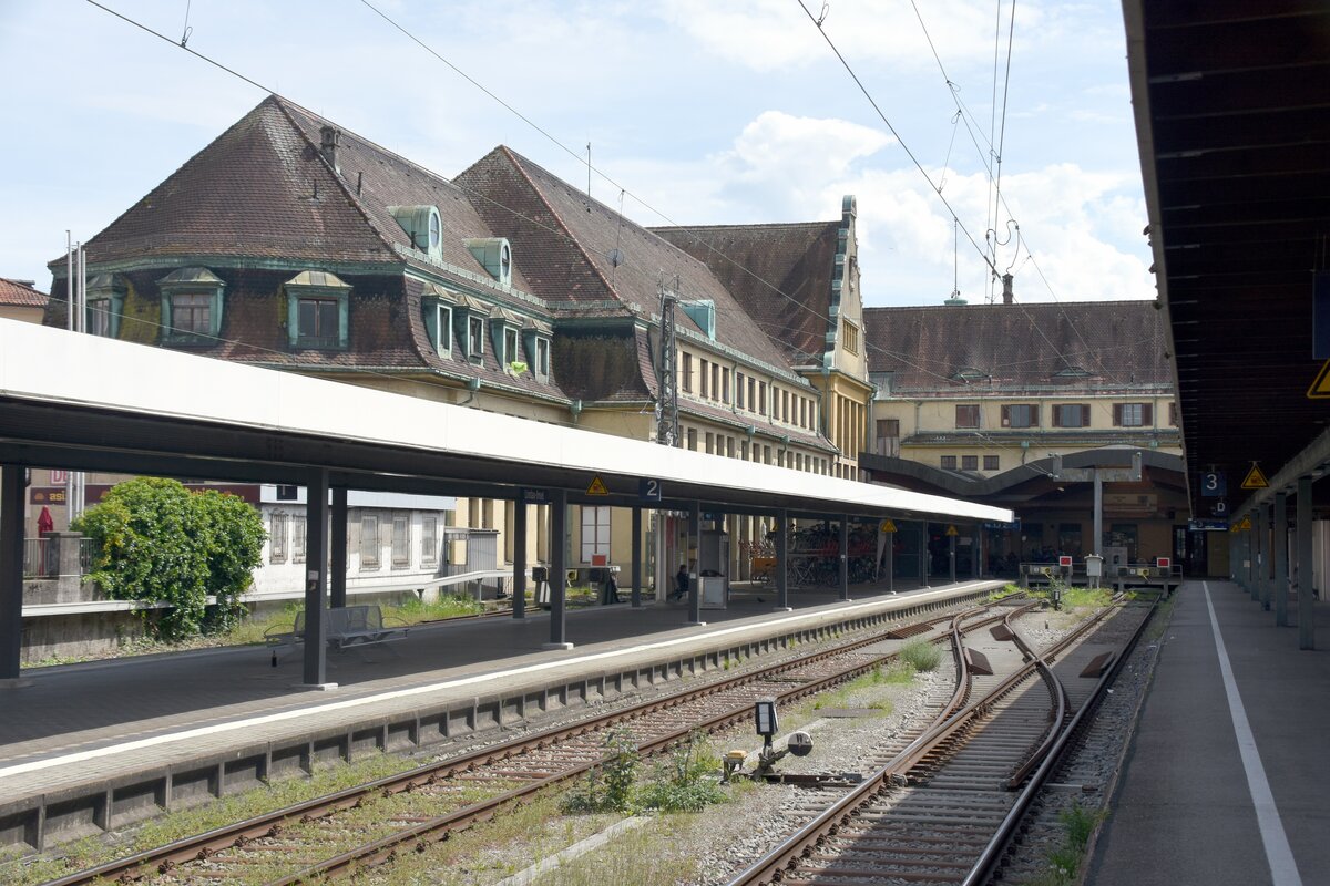 LINDAU/Bodensee (Landkreis Lindau/Bodensee), 07.05.2023, Blick auf Querbahnsteig und Bahnhofsgebäude
