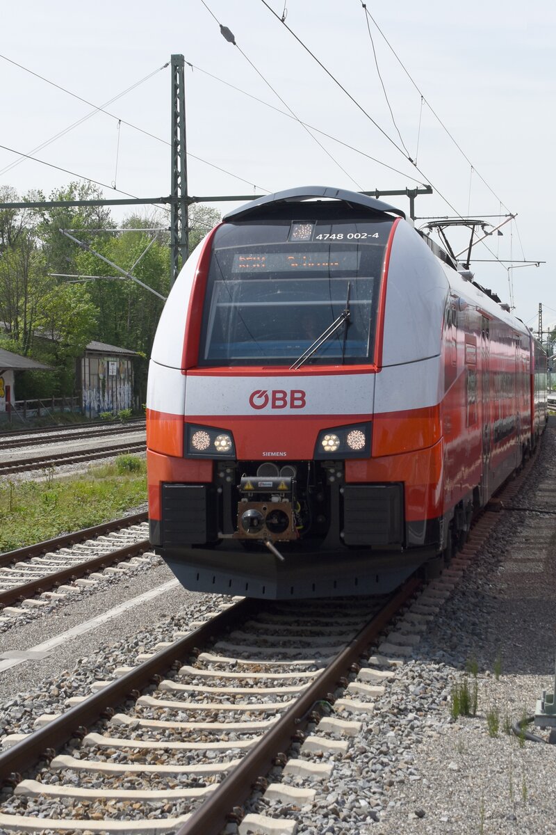 LINDAU/Bodensee (Landkreis Lindau/Bodensee), 09.05.2023, Zug 4748 002-4 der ÖBB als REX1 nach Schruns bei der Einfahrt in Lindau-Reutin