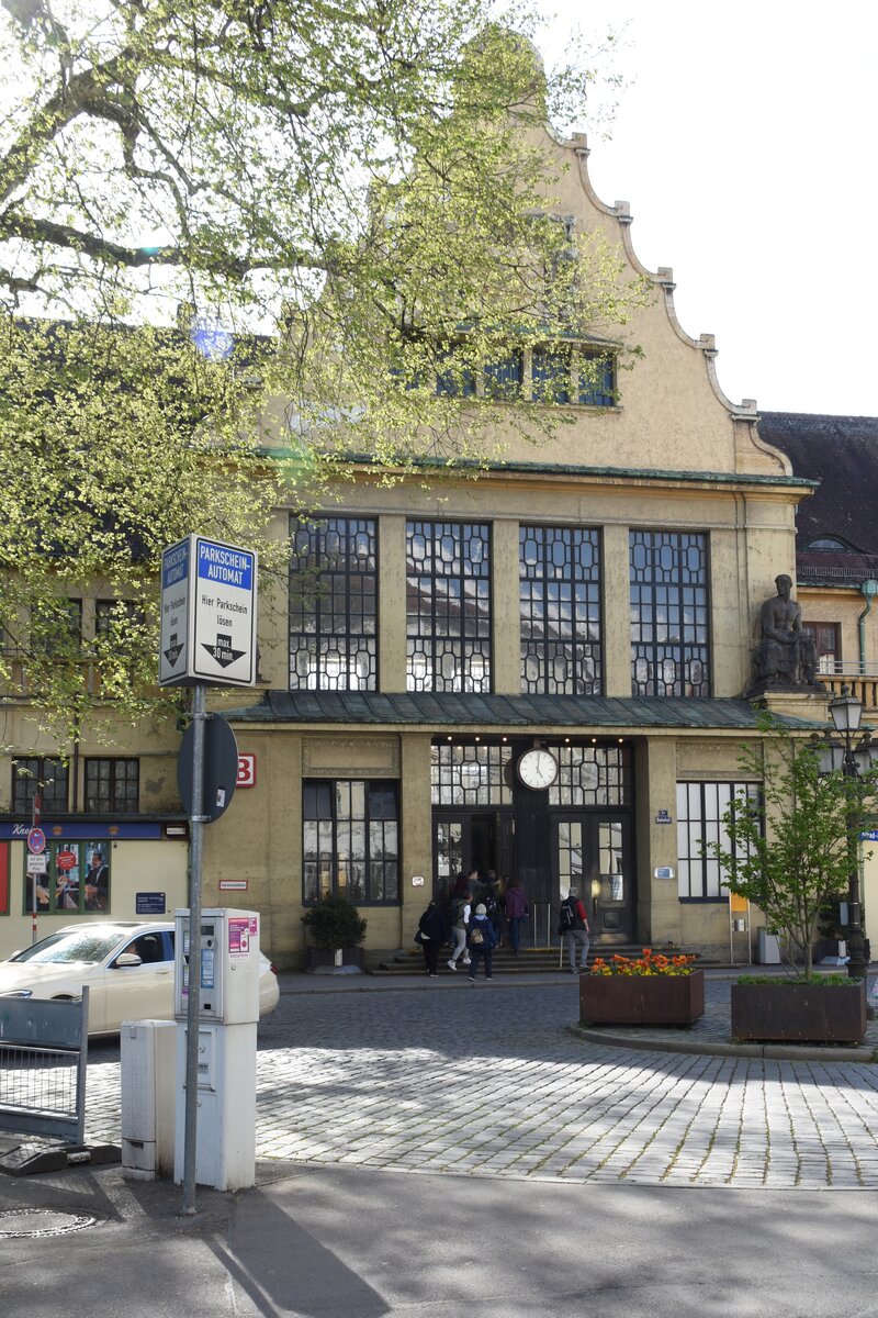 LINDAU/Bodensee (Landkreis Lindau/Bodensee), 23.04.2025, Blick auf das Gebäude des Bahnhofs Lindau-Insel (ehemals Lindau Hbf)