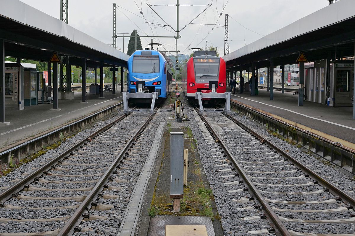 Lindauer Inselbahnhof - Elektrifizierung der Gleise 4 und 5 - Nachher# - Am 30.04.2022 sind die Prellbcke oberleitungsbedingt zurckgesetzt. Bei den Prellbcken stehen ET 4.37 A als RE 96 / 78926 nach Mnchen Hbf und 425 311-8 als RB 93 / 17716 nach Friedrichshafen Stadt zur Abfahrt bereit. Aufnahmestandort die Verbindung zwischen den beiden zu sehenden Bahnsteigen.