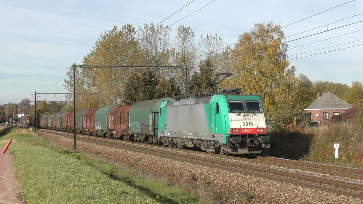 Lineas 186 211 alias 2819 am 03/11/2018 in Hoeselt Richtung Visé.