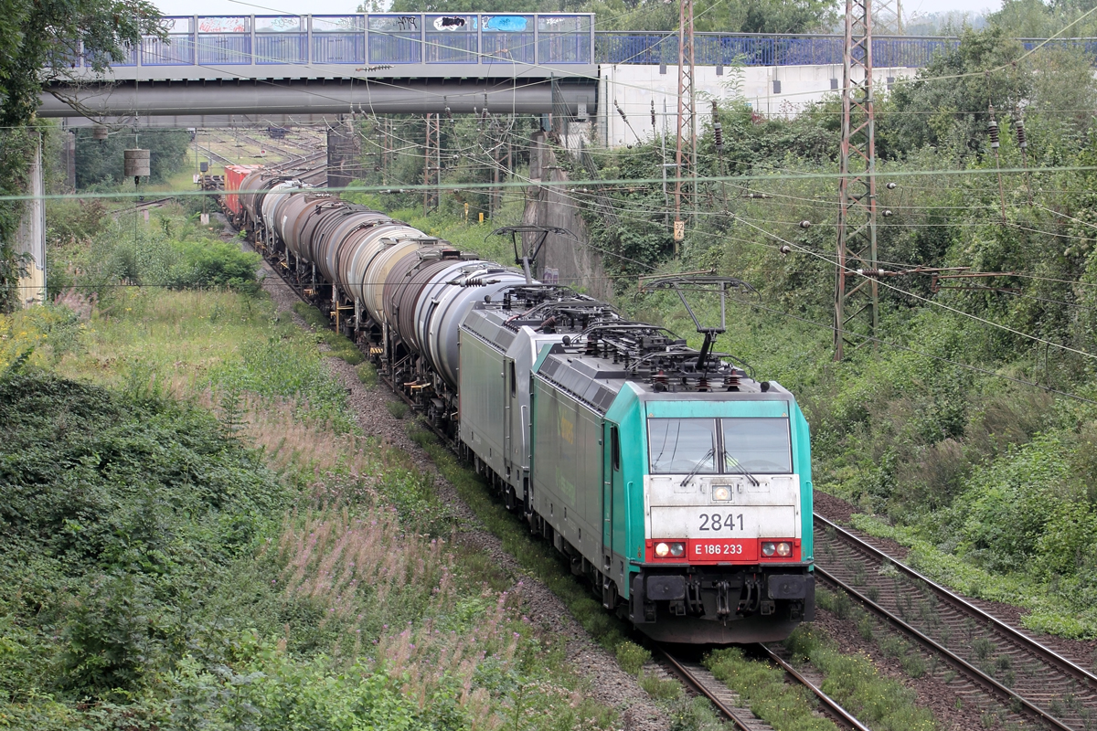 Lineas 186 233 mit Akiem 186 384 auf der Hamm-Osterfelder Strecke in Recklinghausen 9.9.2020