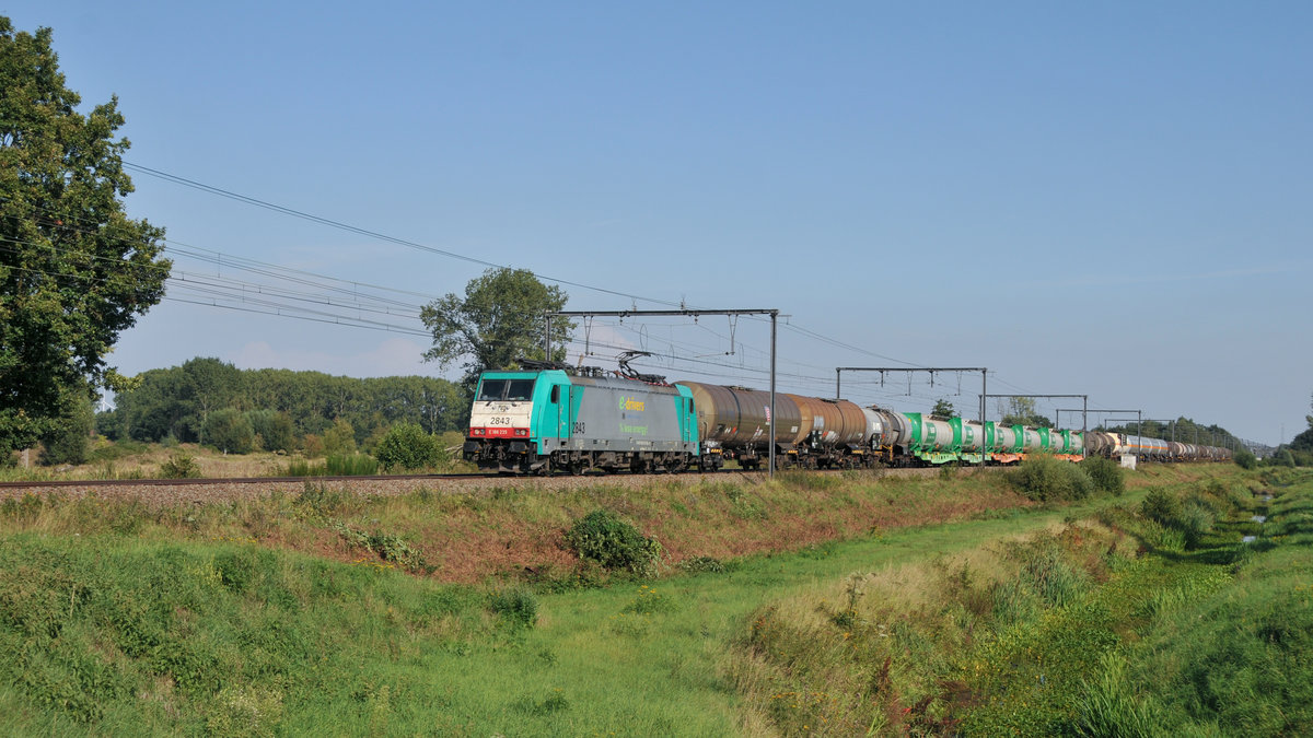 Lineas 186 235 alias 2843 kommt mit einem gemischten Güterzug auf der Linie 35 durch Schulen auf dem Weg Richtung Antwerpen. Aufnahme vom 25.08.2019.