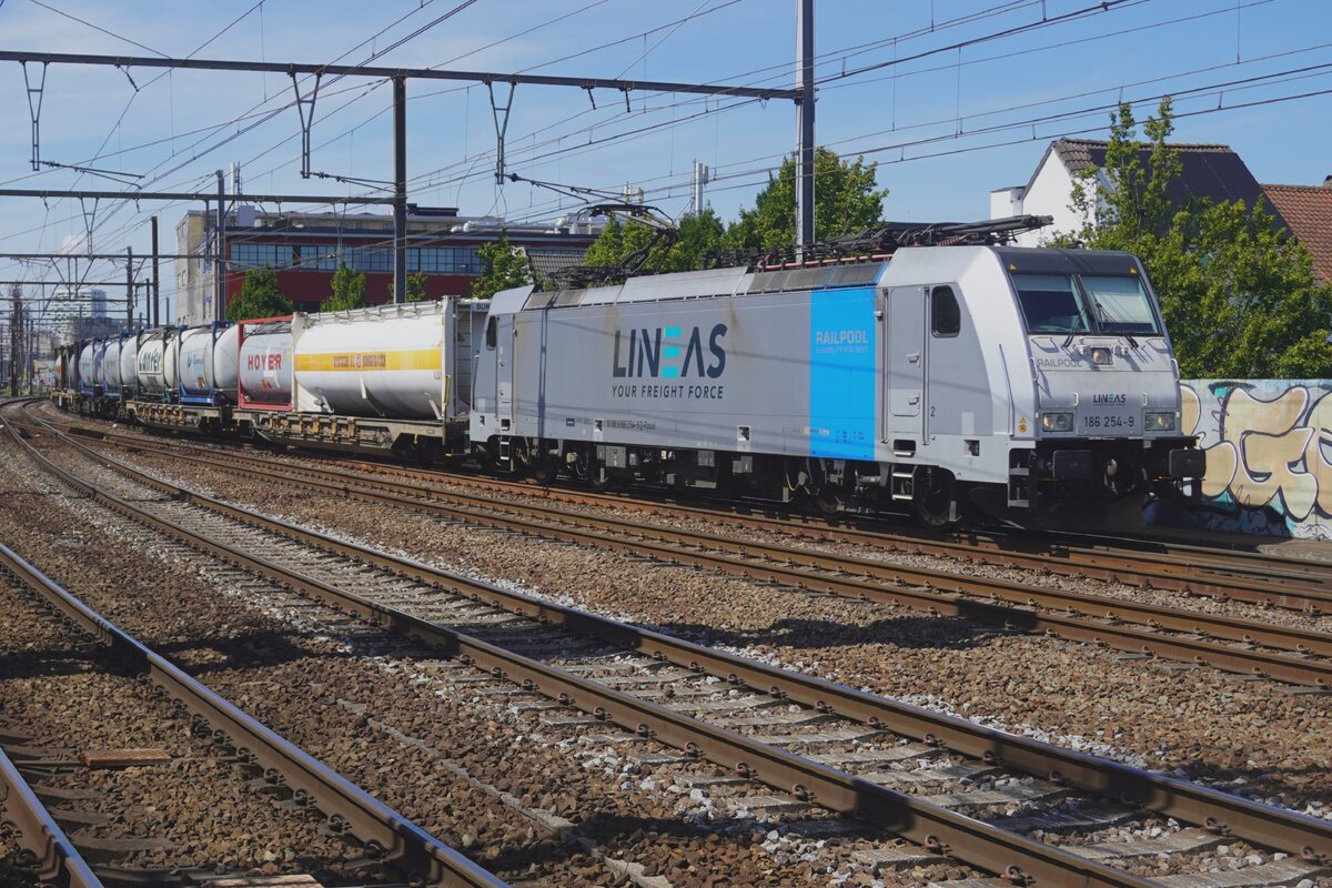 Lineas 186 254 zieht am 3 Juli 2026 ein KLV nach Hasselt und Aachen West durch Antwerpen-Berchem.