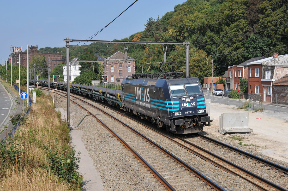 Lineas 186 293-7 mit dem Rammenzug 33741 Genk Zuid - Châtelet. Aufgenommen am 23/08/2018 von der Fußgängerbrücke in Hermalle s/Argenteau. 