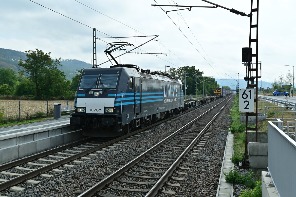 Lineas 186 293-7 mit Tragwagen durch Weinheim Sulzbach gen Hemsbach fahrend am 14.9.2022