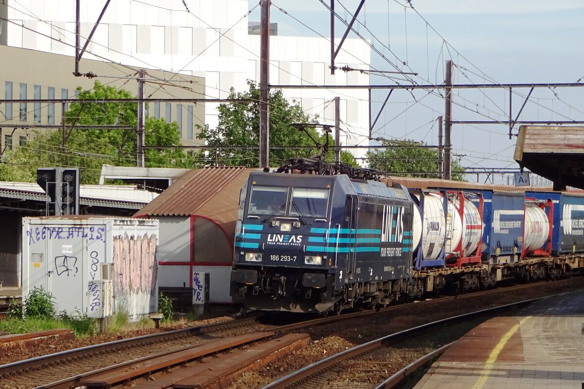 Lineas 186 293 zieht ein KLV durch Antwerpen-Berchem am 22 Mai 2019.