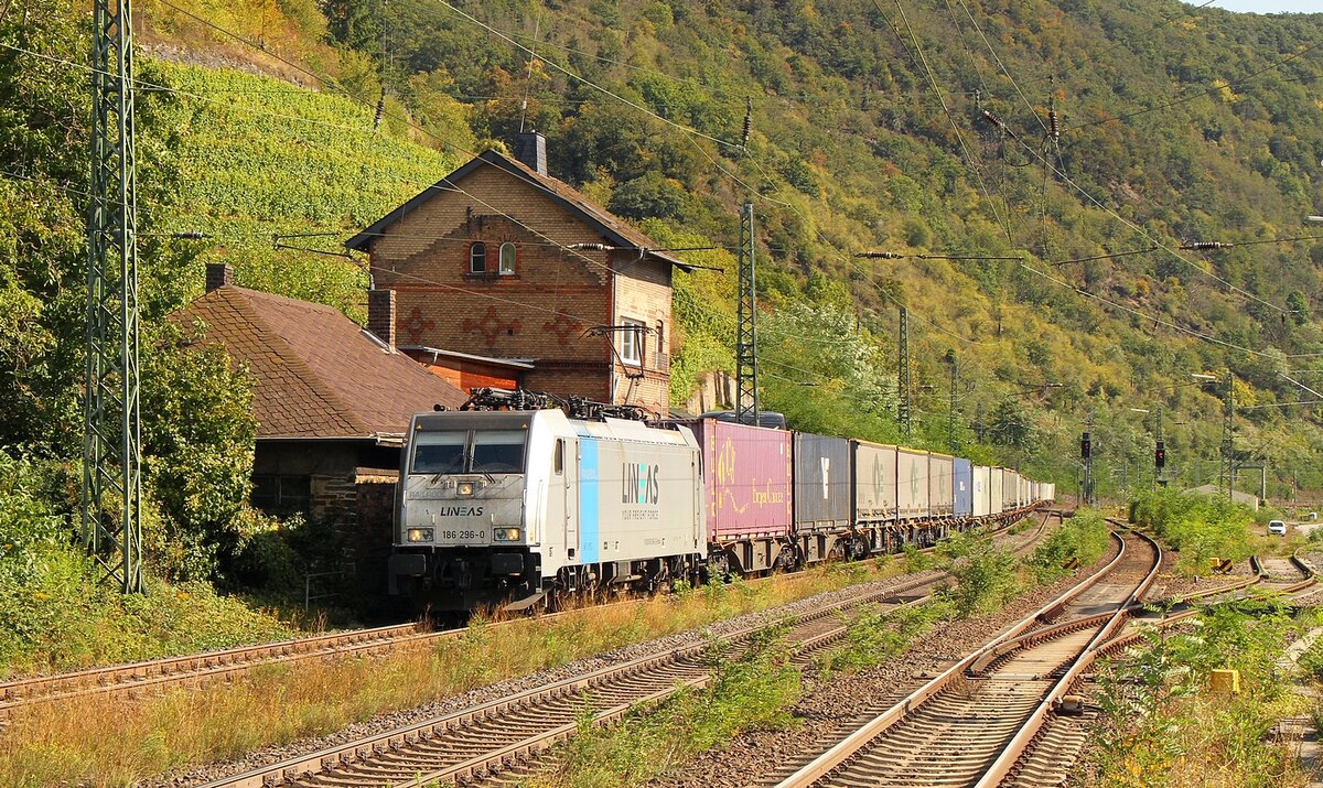 Lineas 186 296 durchfährt am 11.09.2021 Kaub auf der rechten Rheinstrecke