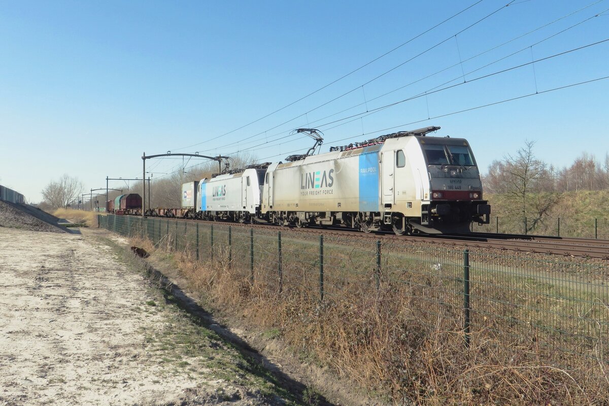 Lineas 186 449 zieht ein Kollegin und ein kurzer Mischer durch Tilburg-Reeshof am 18 März 2022.