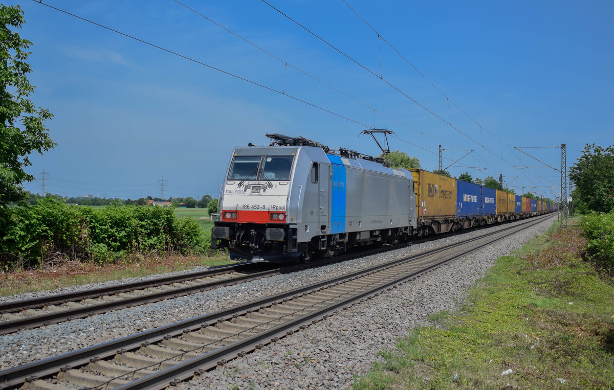 Lineas 186 452 rollt am 27.05.2018 durch Buggingen auf dem Weg von Zeebrugge nach Milano.