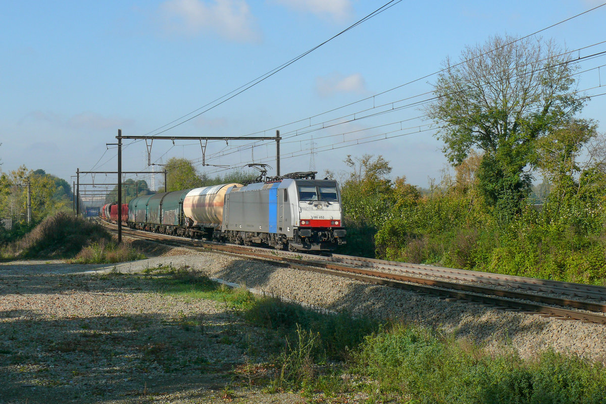 Lineas 186 453 mit dem 44525 Antwerpen-Noord - Gremberg am 29.10.2019 in Berneau auf dem Weg nach Aachen - West.