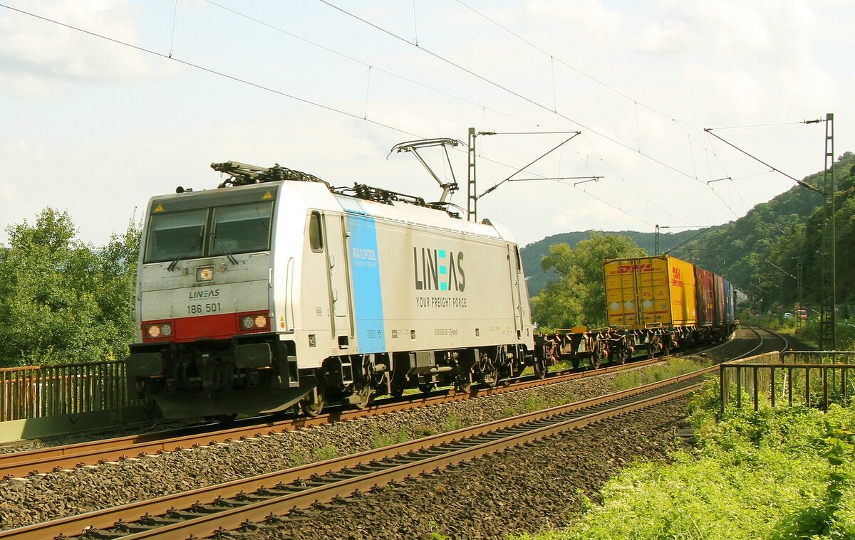 Lineas 186 501 vor einem fast leeren Containerzug am 24.08.2021 nahe Stolzenfels auf der linken Rheinstrecke