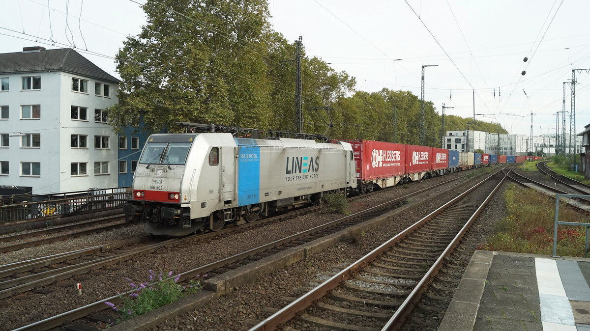 Lineas 186-502 bei Durchfahrt in Köln Süd am 18.10.2021 
