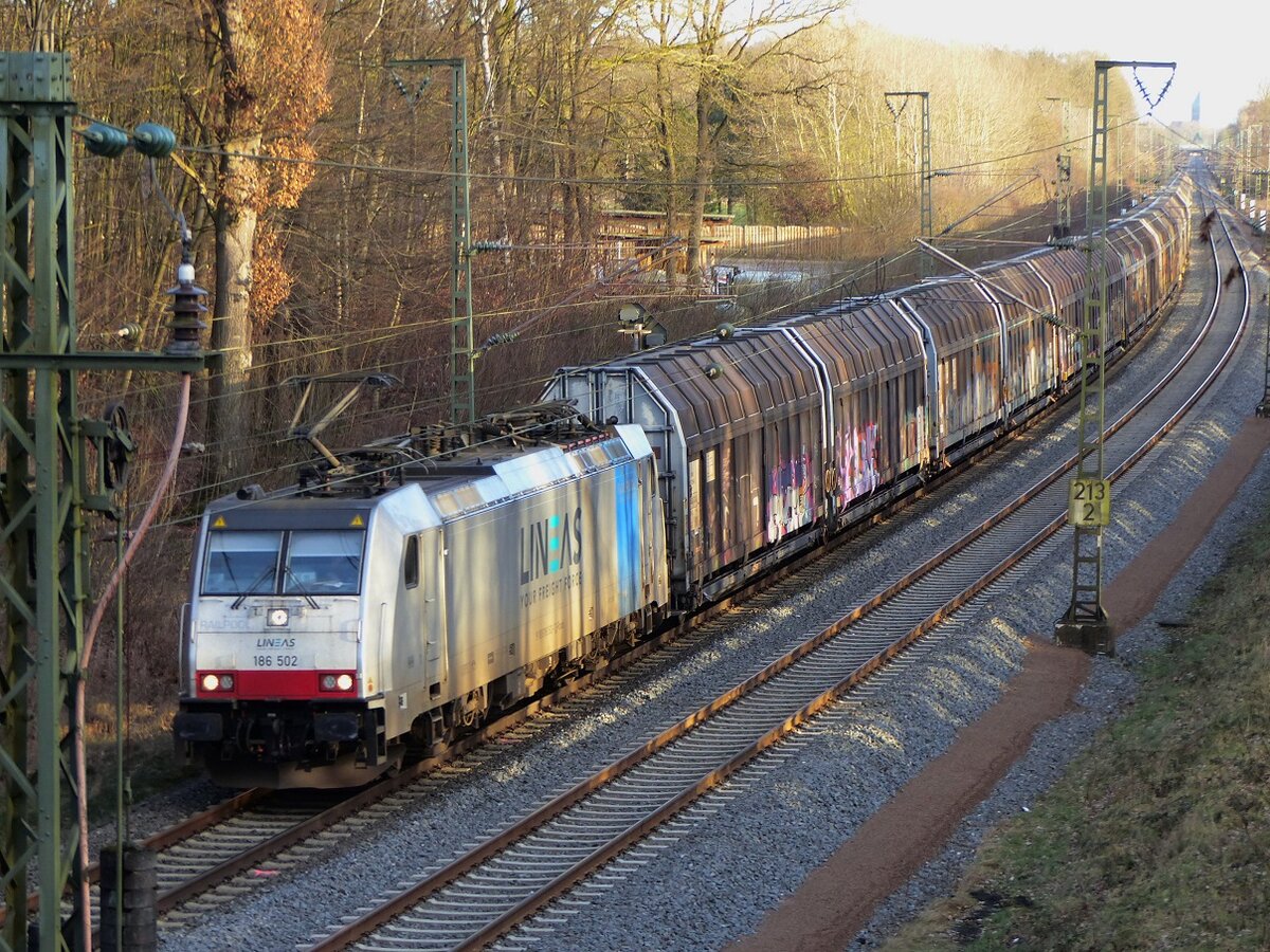 LINEAS 186 502 mit Auto-Zug in Richtung NL in Rheine=Bentlage, 02.02.2022