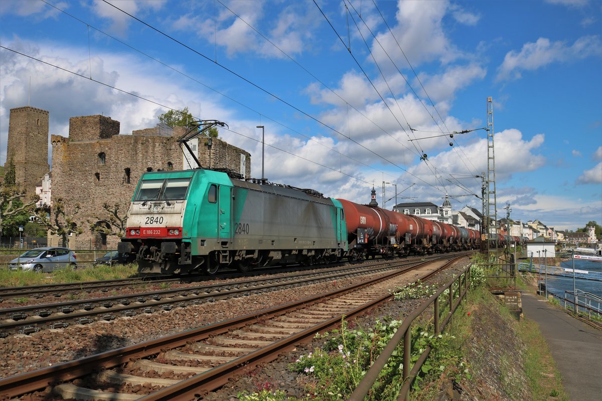 LINEAS Bombardier Traxx 186 232-5 mit Kesselwagen am 02.05.20 in Rüdesheim am Rhein 