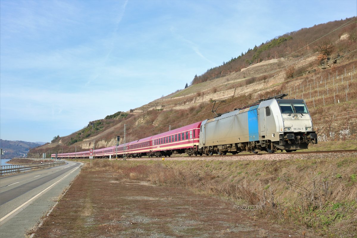 LINEAS Group 186 294-5 mit Euroexpress Wagen als Krokus Express auf der Rechten Rheinstrecke am 23.02.19