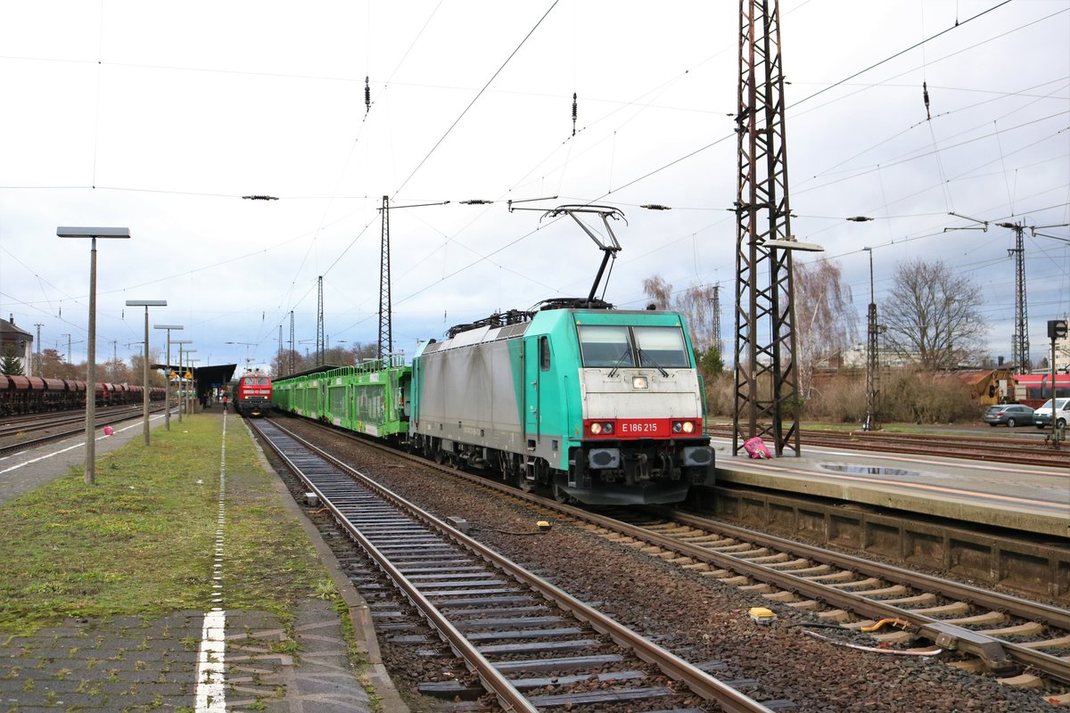 LINEAS Group Bombardier Traxx 186 215-0 mit Hödlmayr Autozug in Hanau Hbf am 09.12.18