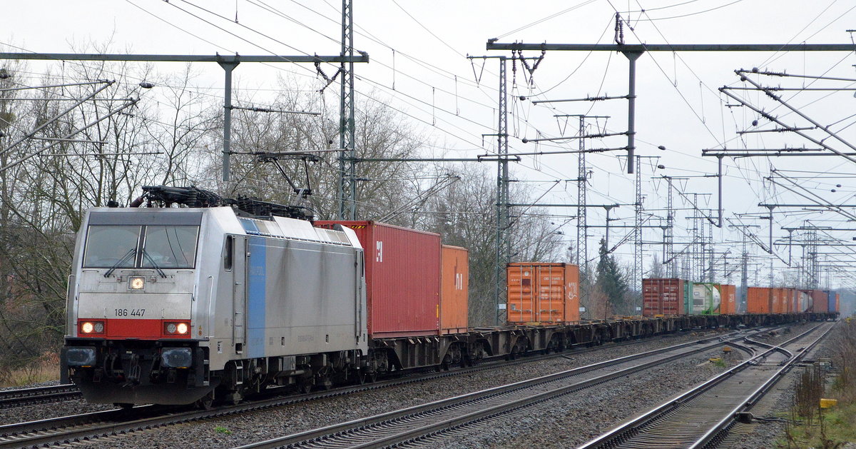 LINEAS Group NV/SA, Bruxelles [B] mit der Railpool Lok  186 447-9  [NVR-Nummer: 91 80 6186 447-9 D-Rpool] und Containerzug am 20.02.20  Durchfahrt Bhf. Golm (Potsdam).