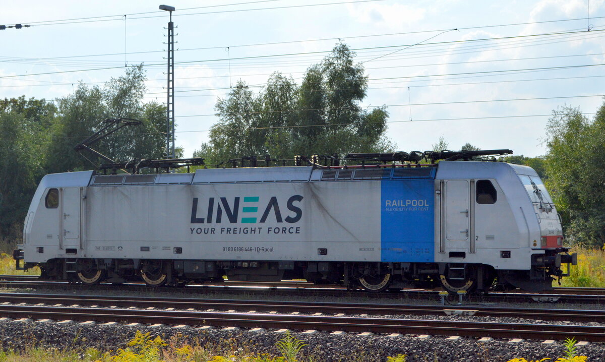 LINEAS Group NV/SA, Bruxelles [B] mit der Railpool Lok  186 446-1  [NVR-Nummer: 91 80 6186 446-1 D-Rpool] beim Umsetzen (vor einen Kesselwagenzug) direkt am Bahnhof Magdeburg Hbf. vorbeiführende Gleise am 25.08.22