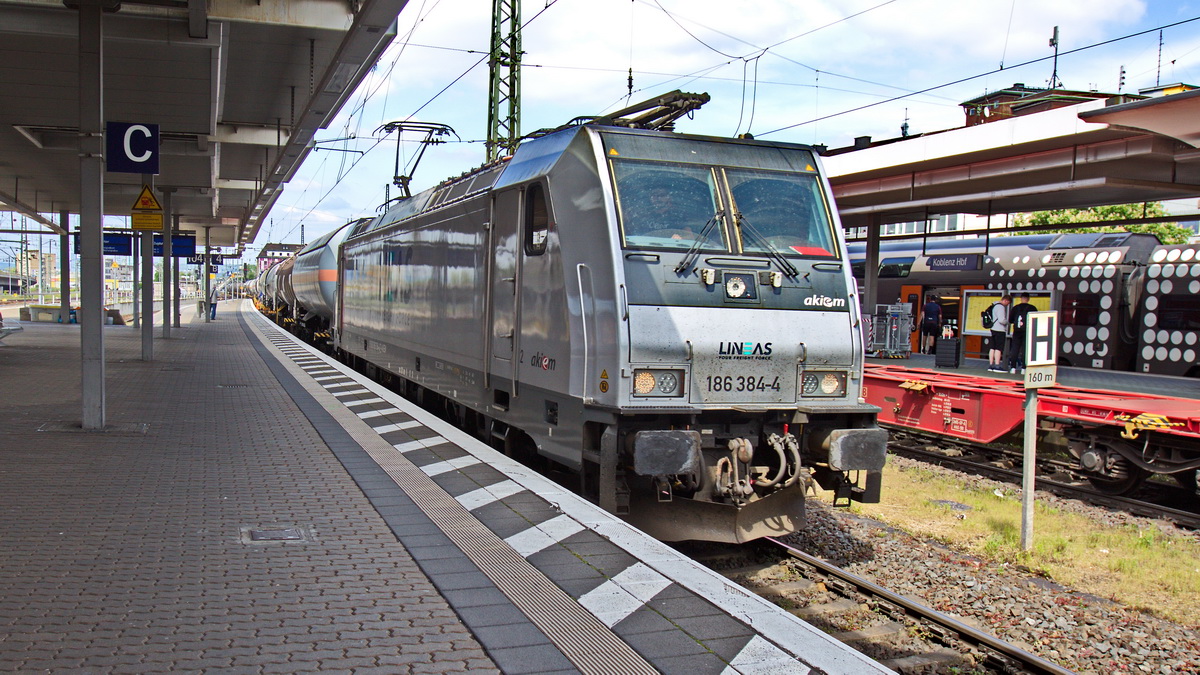 LINEAS Group NV/SA, Bruxelles [B] mit 186 384-4 (NVR-Nummer: 91 80 6186 384-4 D-AKIEM) mit einem Kesselzug bei der Durchfahrt durch den Bahnhof Koblenz.