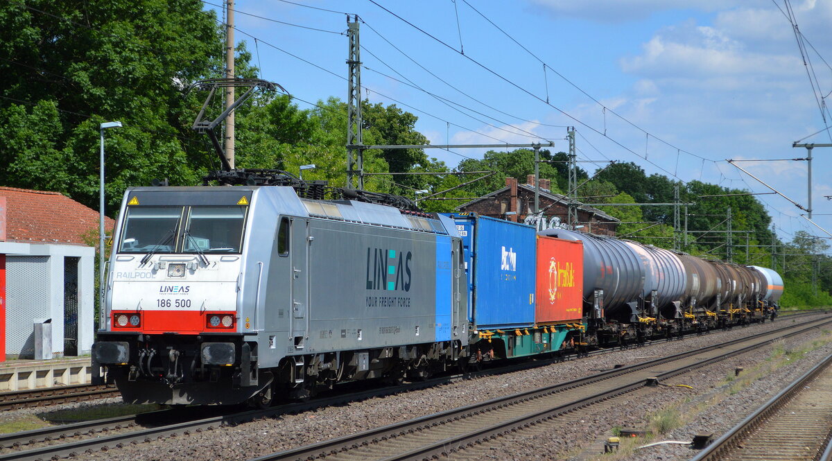 LINEAS Group NV/SA, Bruxelles [B]mit der Railpool Lok  186 500  [NVR-Nummer: 91 80 6186 500-5 D-Rpool] und gemischtem Güterzug am 02.06.22 Höhe Bf. Niederndodeleben (Nähe Magdeburg).