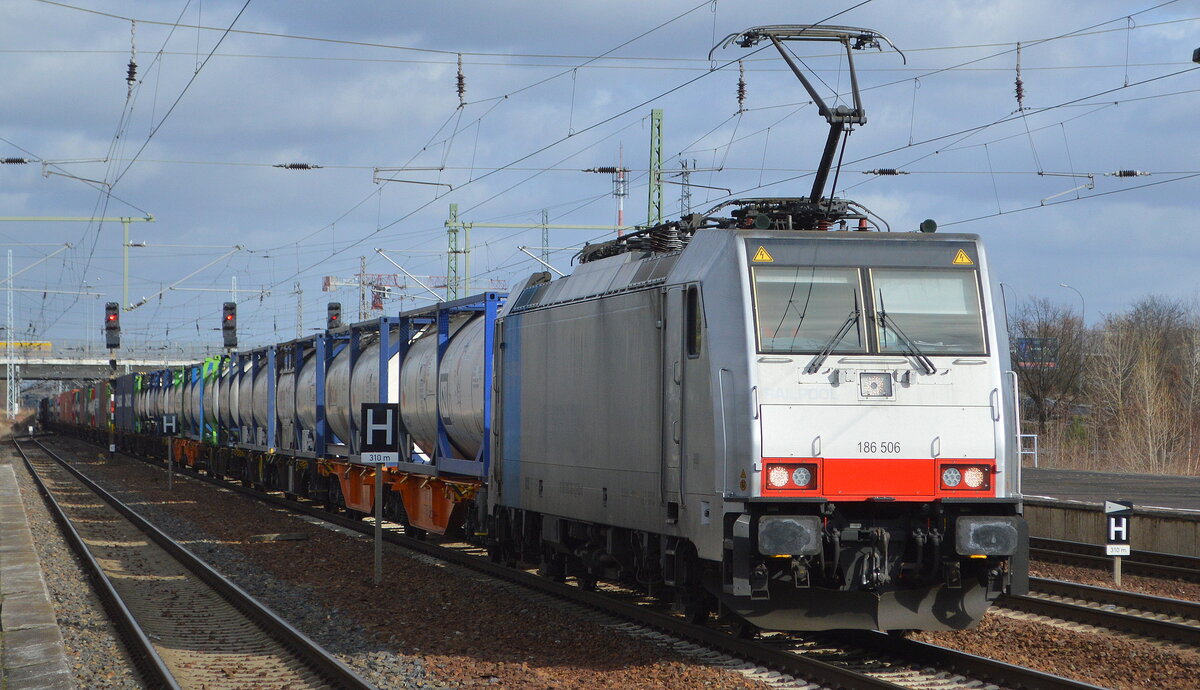 LINEAS NV/SA, Bruxelles [B] mit  186 506  [NVR-Nummer: 91 80 6186 506-2 D-Rpool] und Containerzug am 23.02.22 Durchfahrt Bf. Flughafen BER - Terminal 5.
