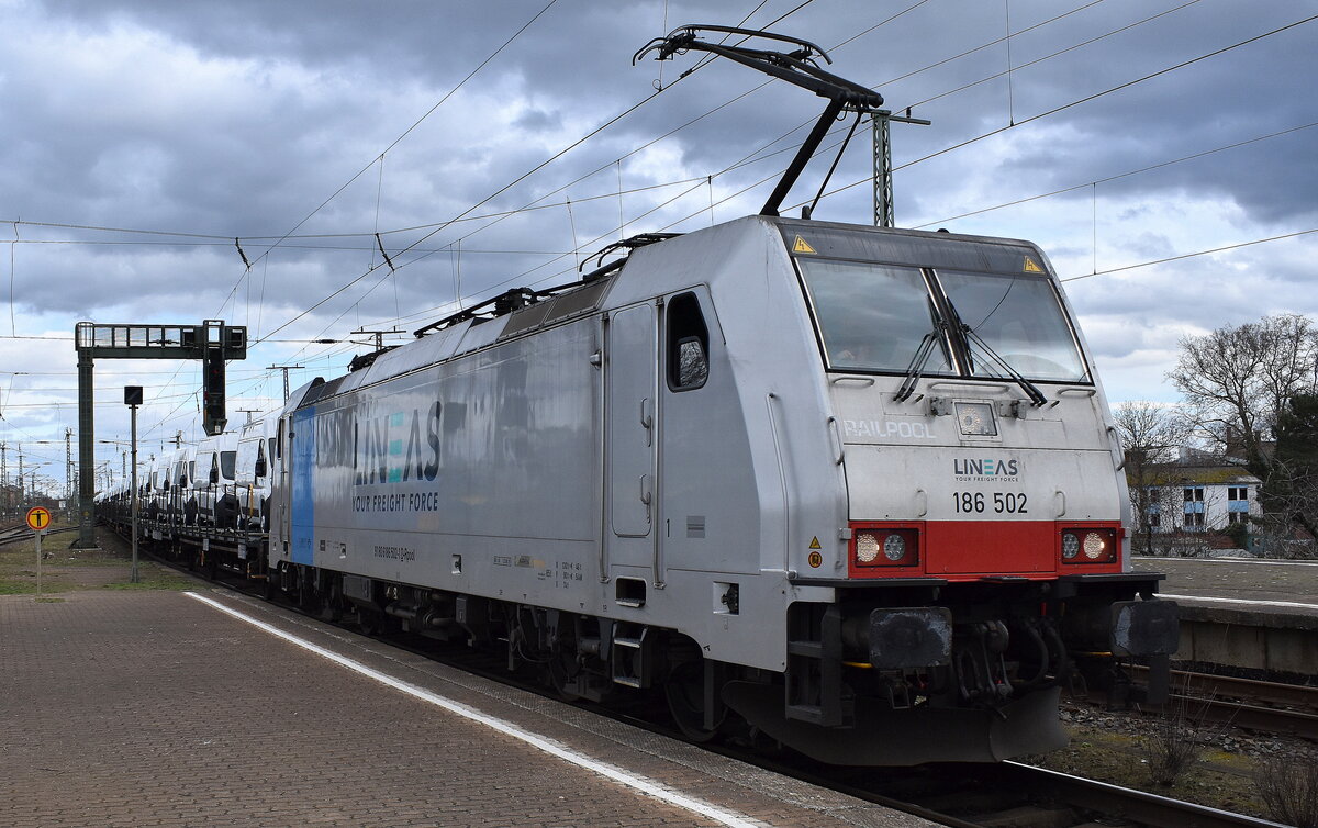 LINEAS NV/SA, Bruxelles [B] mit der Railpool Lok  186 502  [NVR-Nummer: 91 80 6186 502-1 D-Rpool] und einem Nutzfahrzeug-Transportzug fabrikneuer Renault Transporter auf schwedischen Transwaggon Transportwagen am 24.02.24 Durchfahrt Bahnhof Magdeburg-Neustadt. Viele Grüße an den Tf. !!!