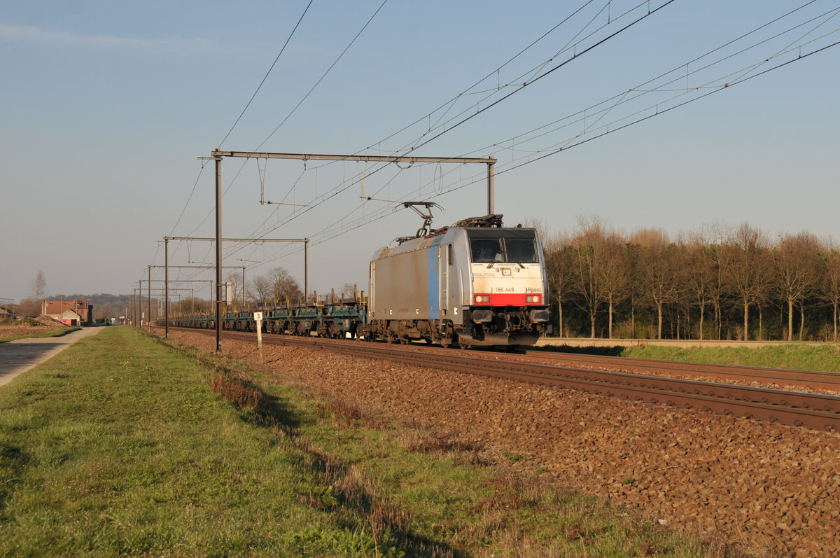 Lineas/Railpool 186 449 mit einem Brammenzug am 22/03/2019 kurz vor Tongeren Richtung Lüttich.