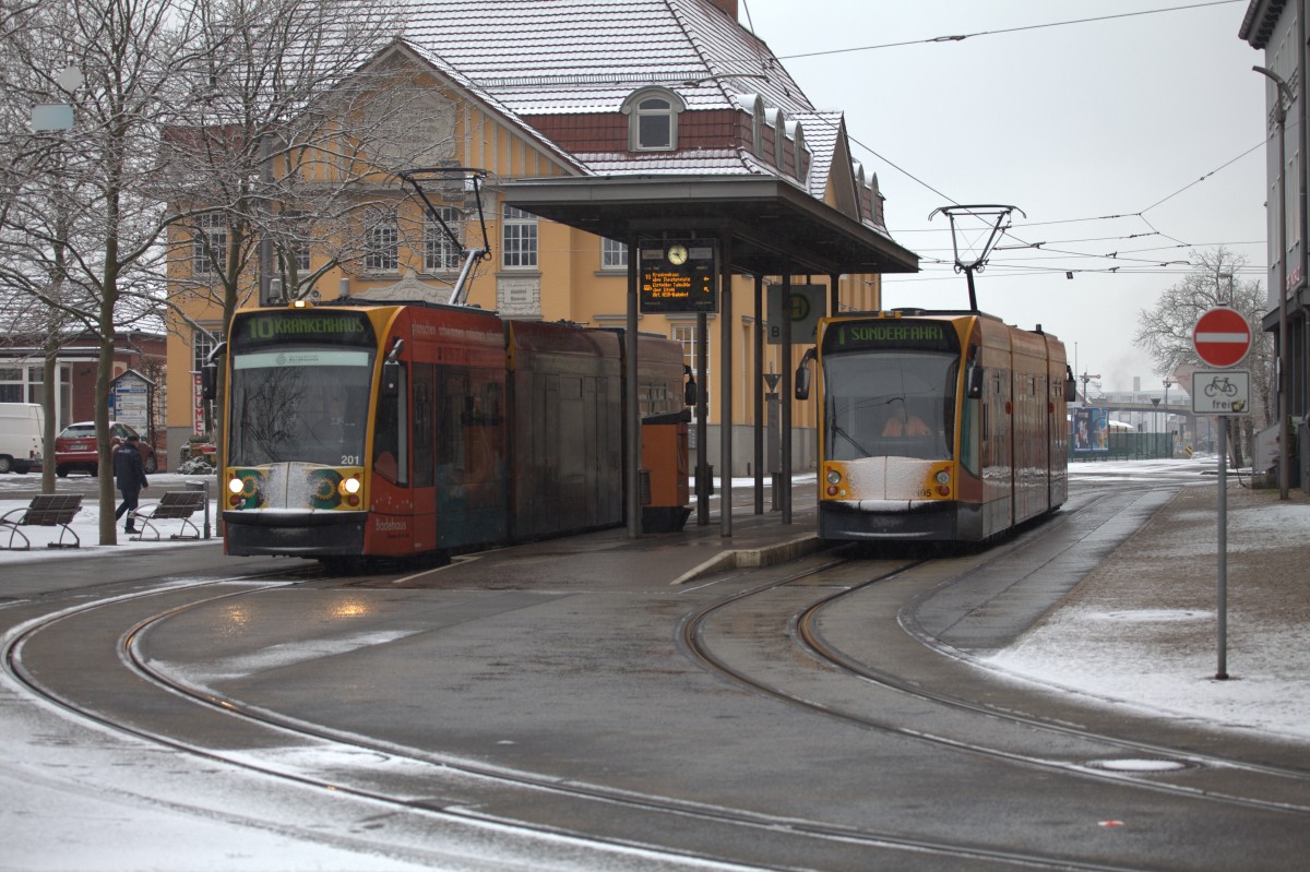 Linie 1 und 10 an der Haltestelle Bahnhof Nordhausen.
Linie  10 ist ein Combino Duo welcher aus Ilfeld gekommen ist.
