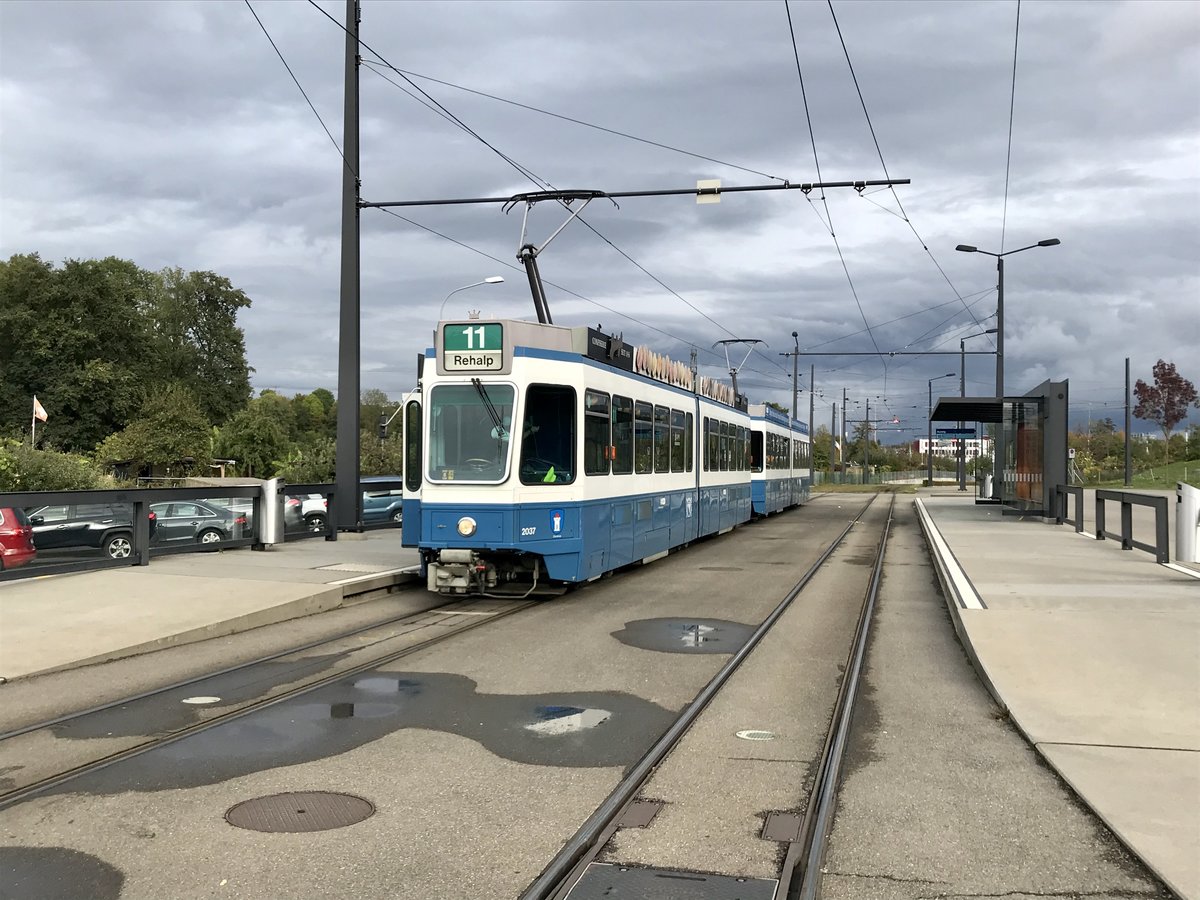 Linie 11 2037 „Oberstrass“ an der Endhaltestelle Auzelg. Datum: 10. 10. 2020