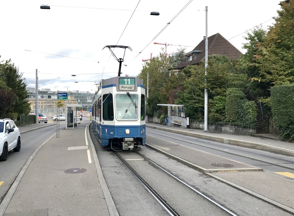 Linie 11 2037 „Oberstrass“ an der Haltestelle Regensbergbrücke. Datum: 10. 10. 2020