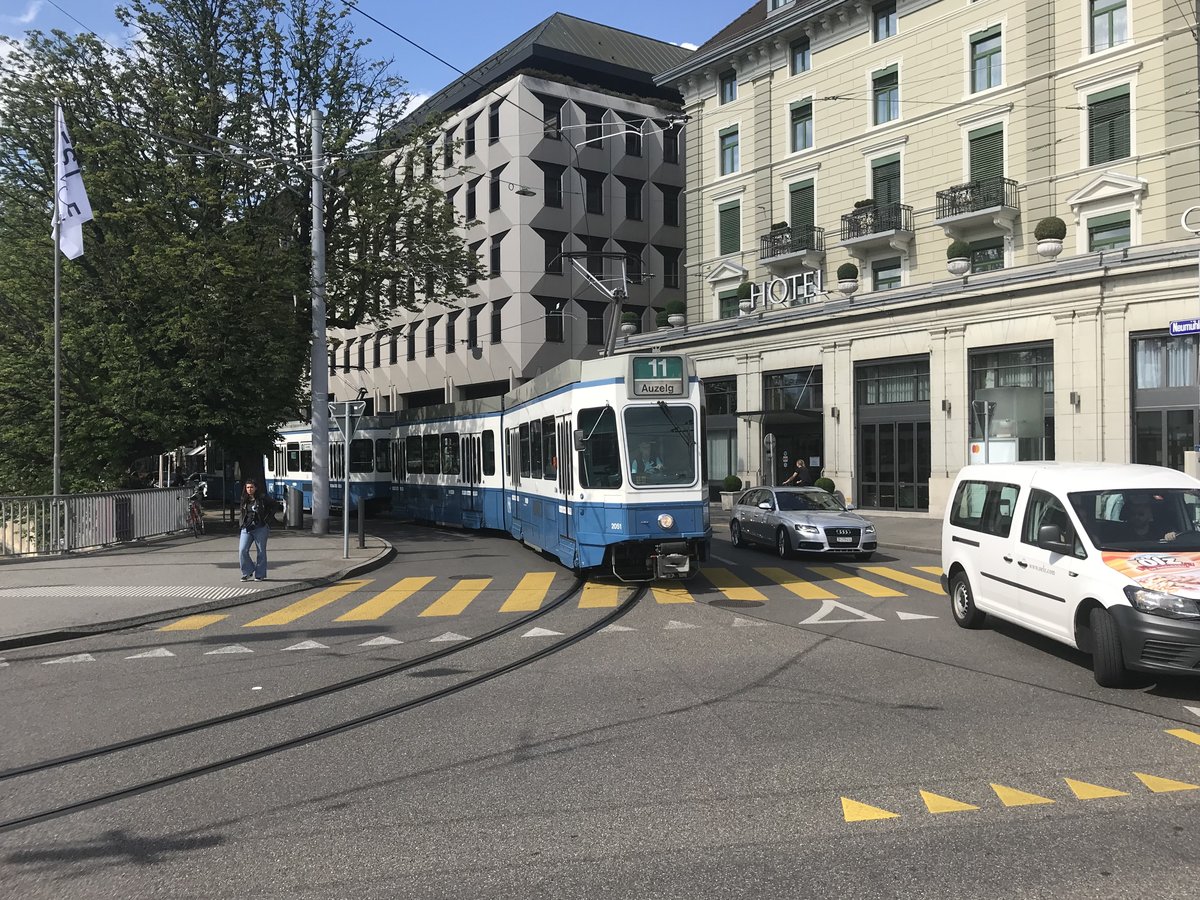 Linie 11 2051 wendet über das Neumühlequai. Datum: 14. 6. 2020