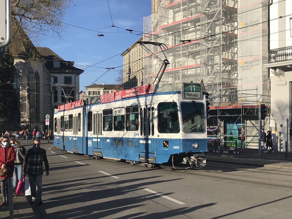 Linie 11 Nr 2008  Friesenberg  zwischen Helmhaus und Bellevue. Wegen einer Demonstration in der Bahnhofstrasse wurde die Linie 11 über das Limmatquai umgeleitet. Datum: 14. 11. 2020
