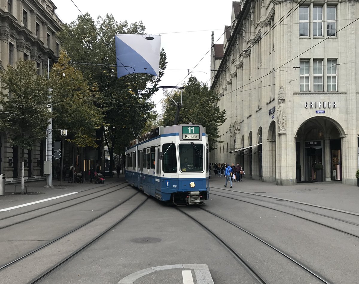 Linie 11 Nr. 2037  Oberstrass  am Paradeplatz. Datum: 10. 10. 2020