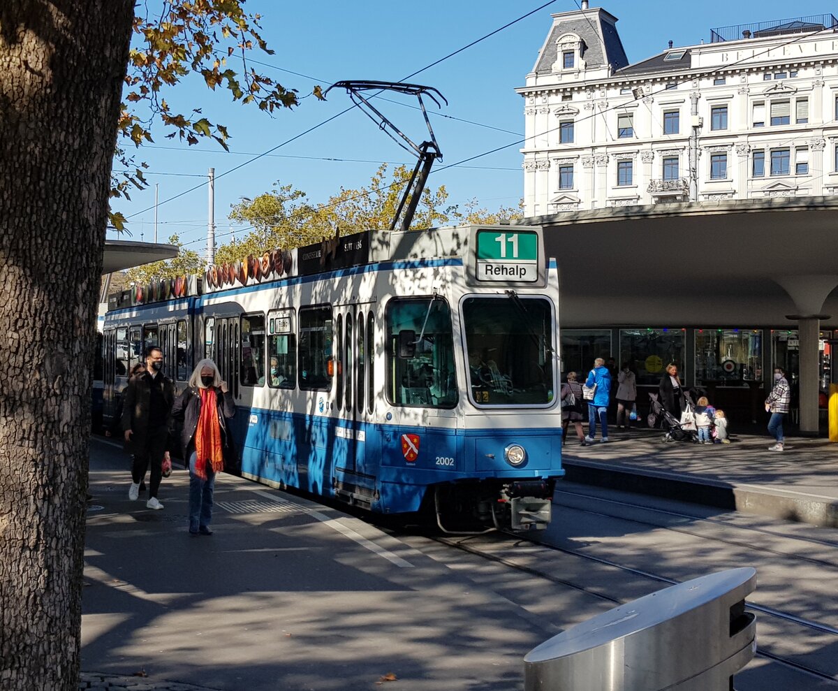 Linie 11 Wagennummer 2002  Seebach  beim Bellevue. Das Wappen auf der rechten Seite wurde endlich nach einigen Wochen wieder angebracht. Datum: 18. 10. 2021