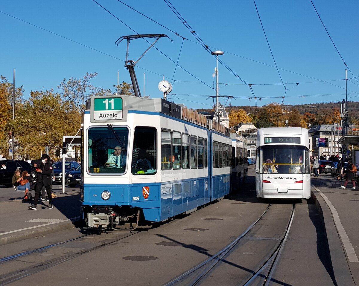 Linie 11 Wagennummer 2002  Seebach  beim Bürkliplatz. Datum: 23. 10. 2021