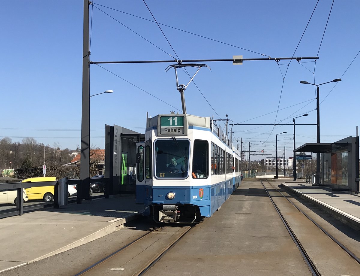 Linie 11 Wagennummer 2004 „Höngg“ an der Endhaltestelle Auzelg. Datum: 20. 2. 2021