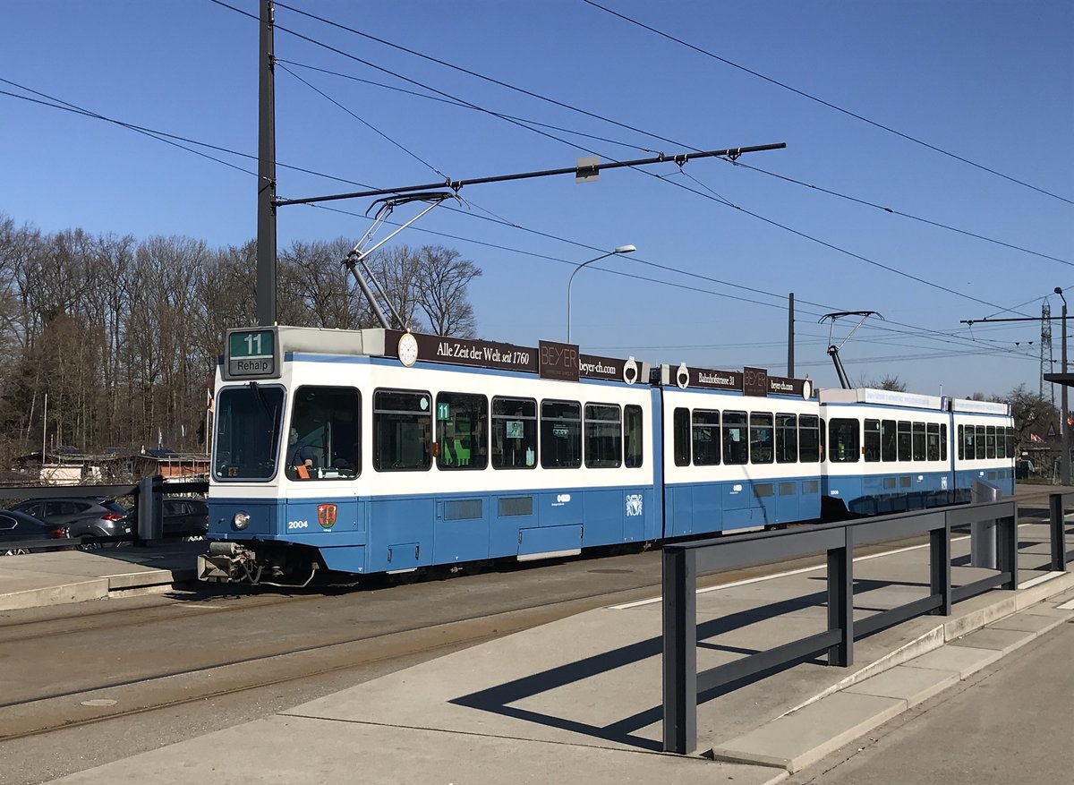Linie 11 Wagennummer 2004  Höngg  an der Endhaltestelle Auzelg. Datum: 20. 2. 2021