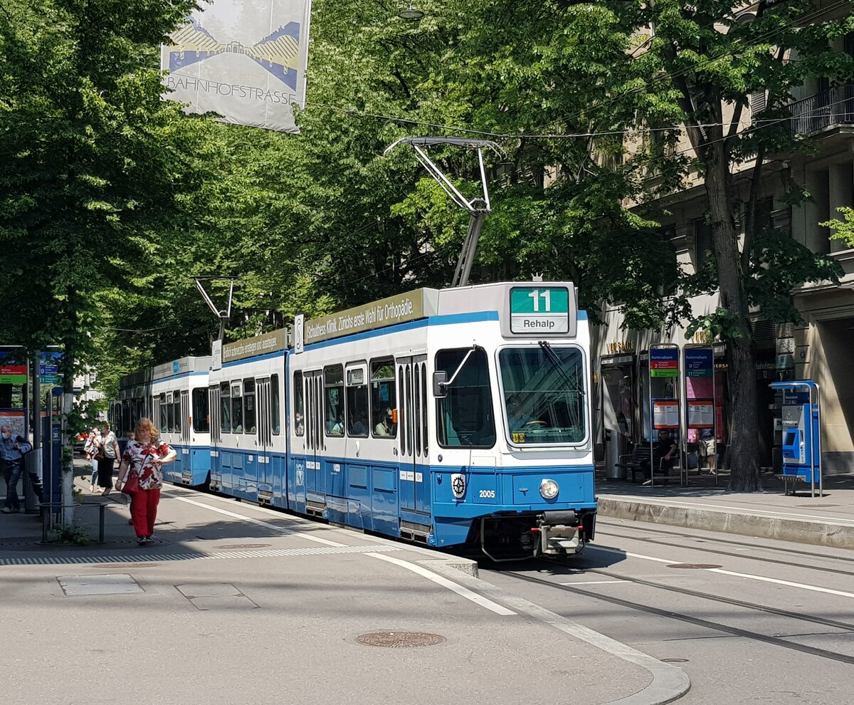 Linie 11 Wagennummer 2005  Industriequartier  an der Haltestelle Kantonalbank. Datum: 21. 5. 2021