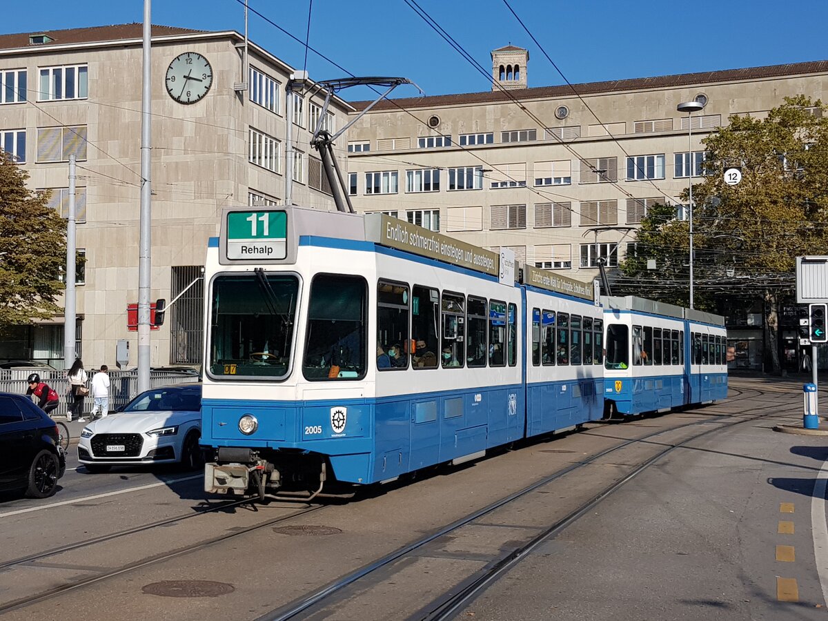 Linie 11 Wagennummer 2005  Industriequartier  auf der Walchebrücke. Datum: 16. 10. 2021