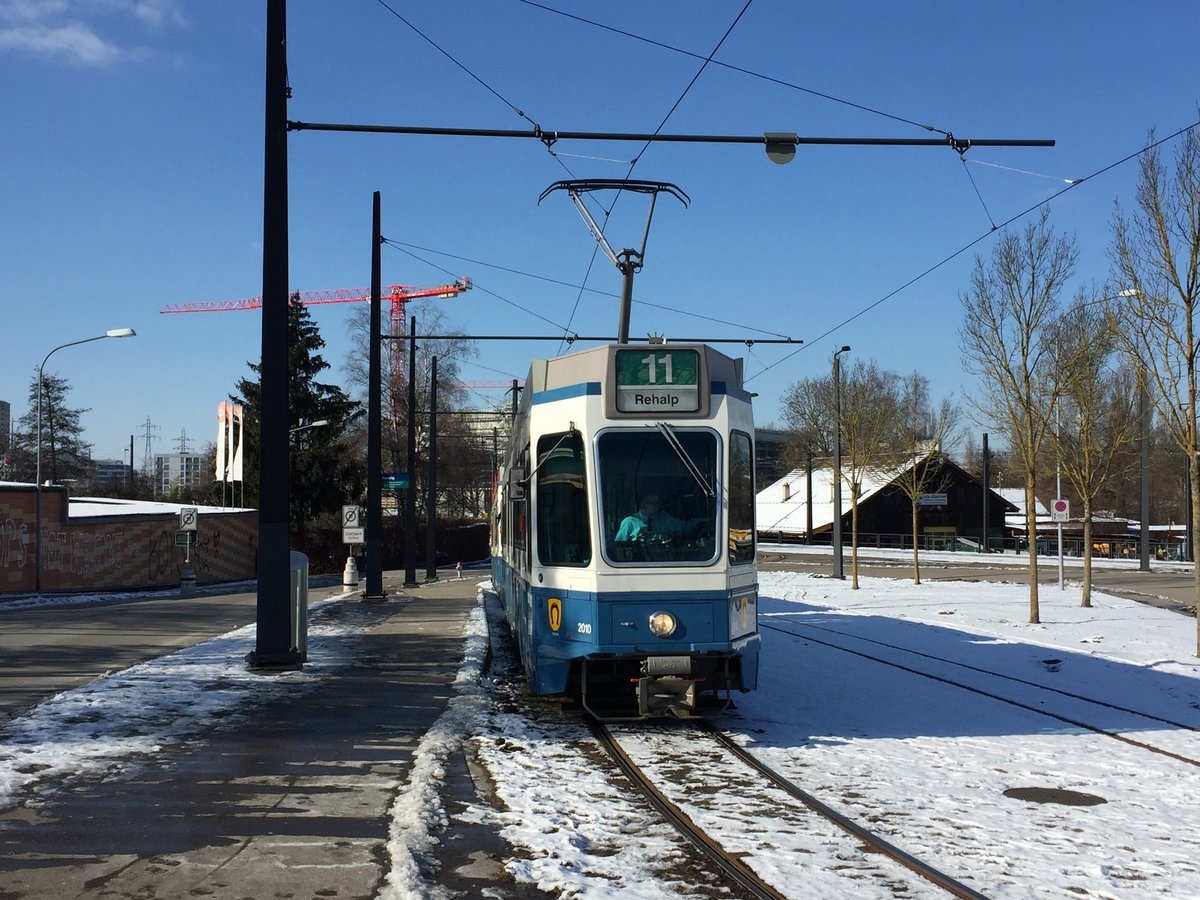 Linie 11 Wagennummer 2010 „Wipkingen“ an der Endhaltestelle Auzelg. Datum: 10. 2. 2021