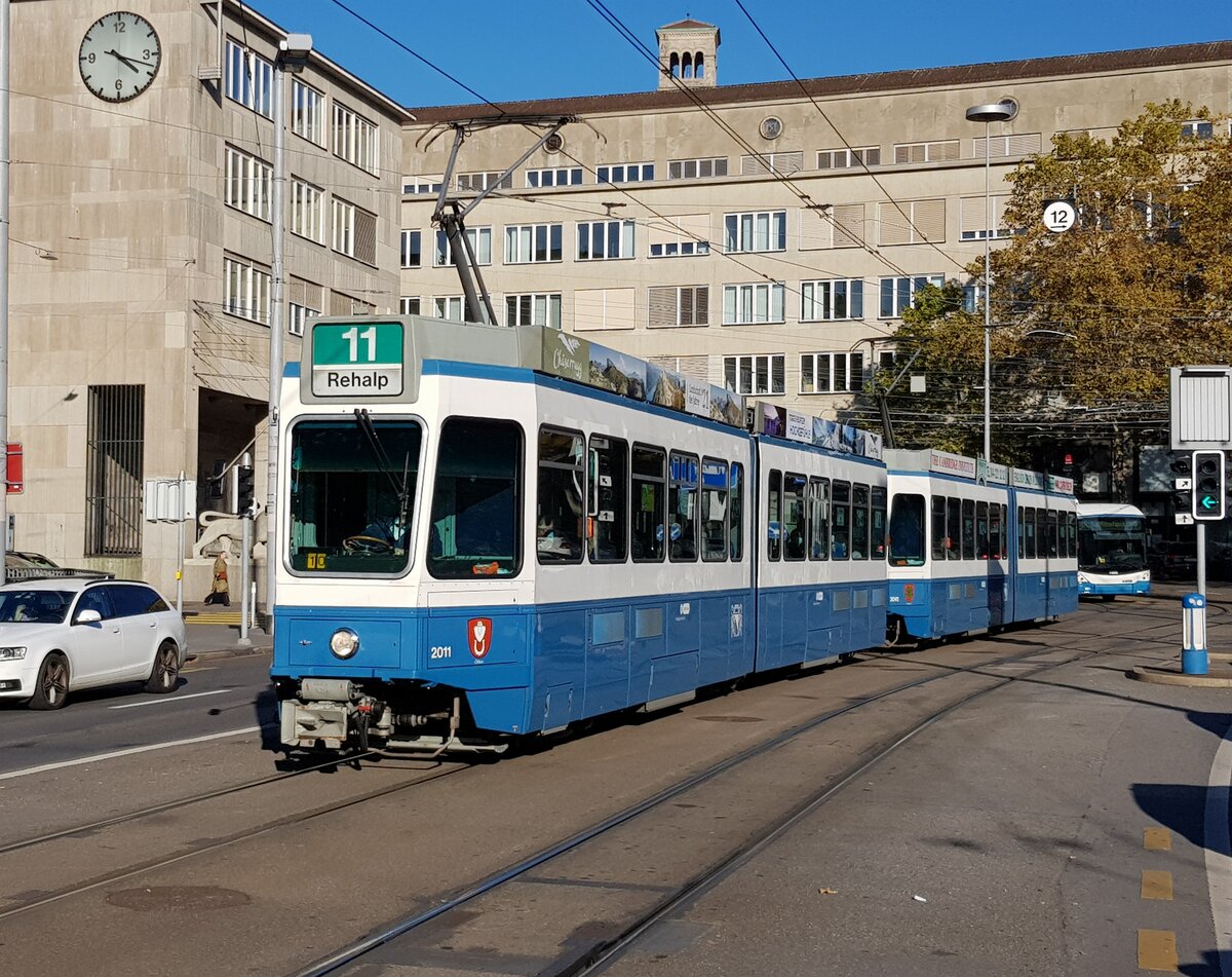 Linie 11 Wagennummer 2011  Örlikon  auf der Walchebrücke. Datum: 24. 10. 2021