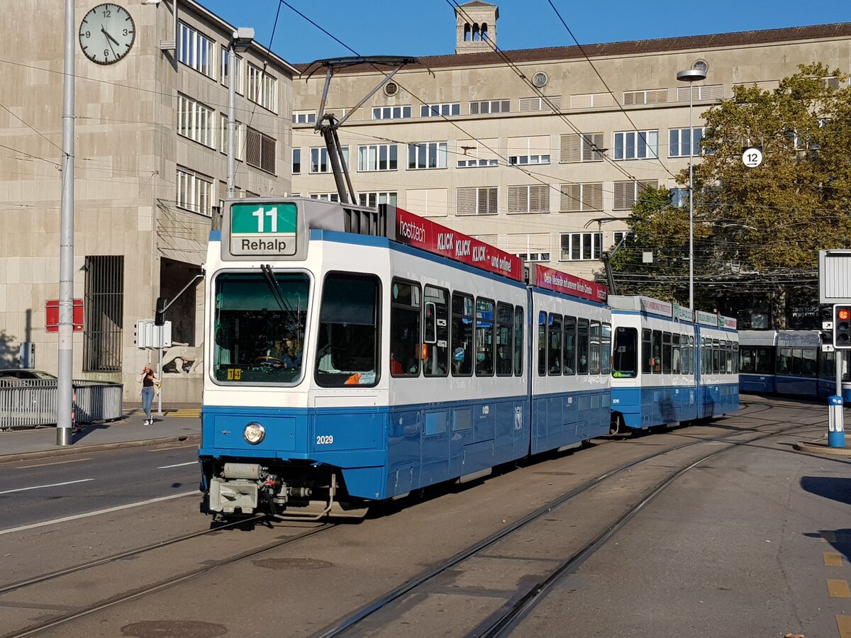 Linie 11 Wagennummer 2029 auf der Walchebrücke. Datum: 17. 10. 2021