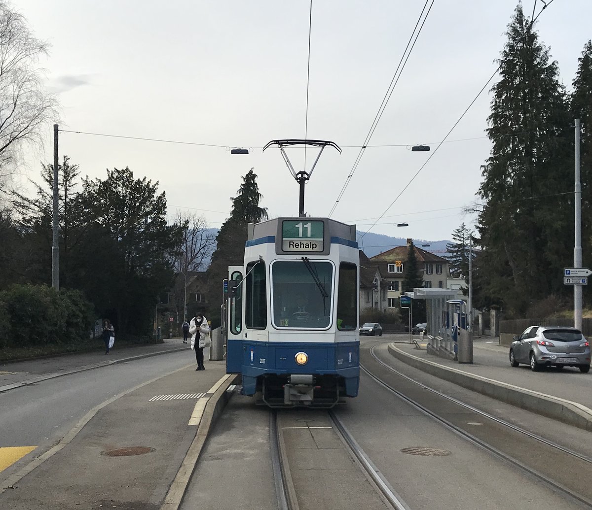Linie 11 Wagennummer 2037 „Oberstrass“ an der Haltestelle Friedhof Enzenbühl. Datum: 4. 2. 2021