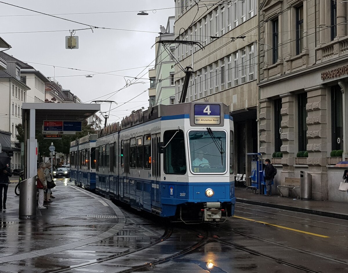 Linie 11 Wagennummer 2037  Oberstrass  beim Opernhaus. Datum: 4. 10. 2021