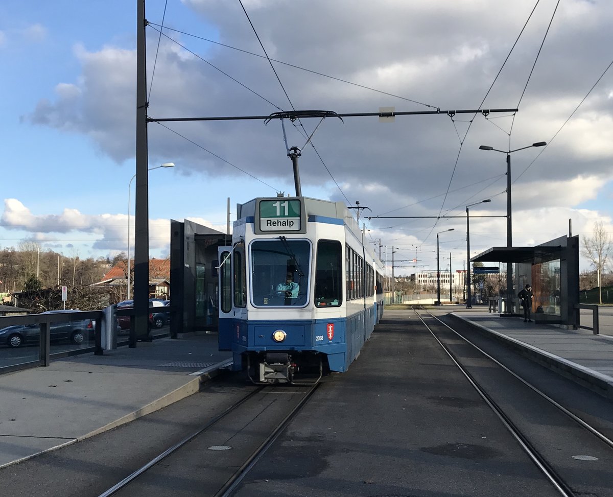 Linie 11 Wagennummer 2038  Witikon  an der Endhaltestelle Auzelg. Datum: 14. 12. 2020