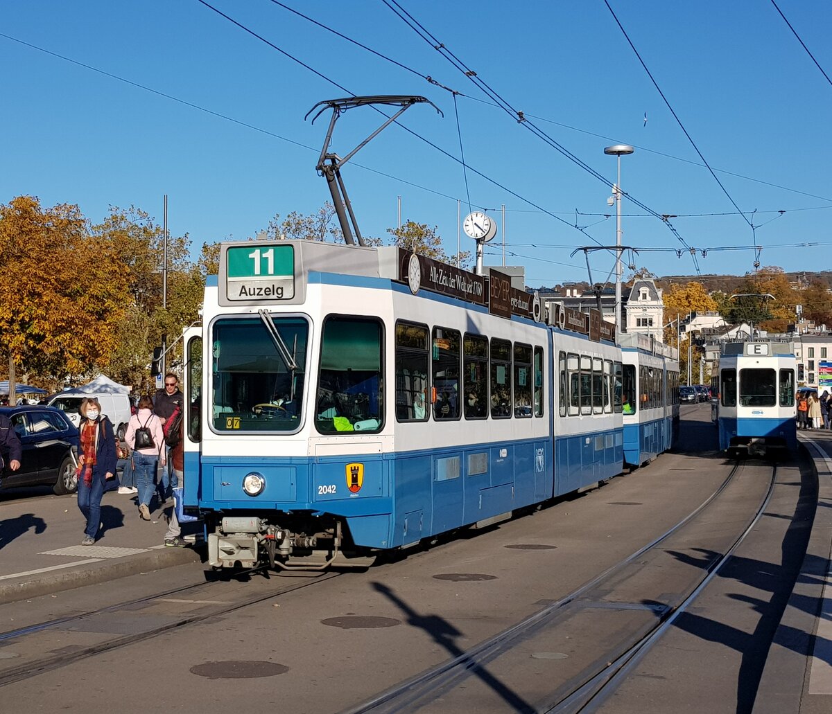 Linie 11 Wagennummer 2042  Altstetten  beim Bürkliplatz. Datum: 23. 10. 2021